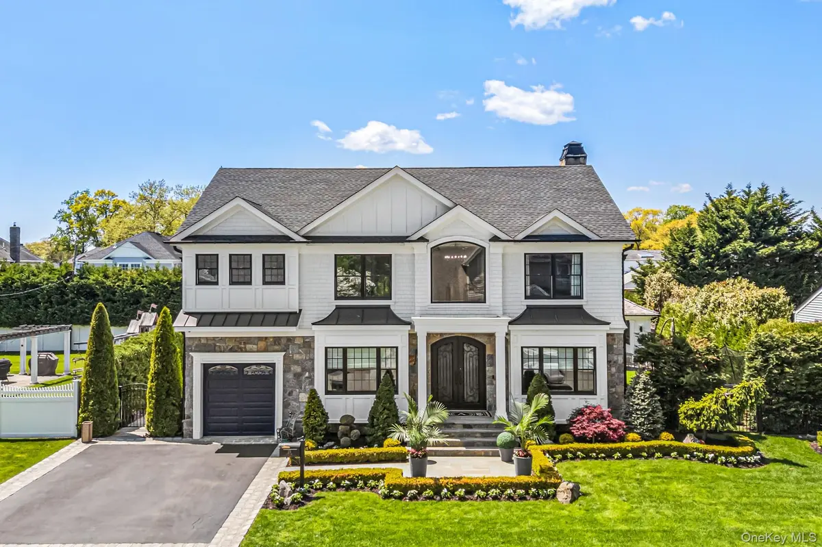 25 Boyd DR, Westbury, NY 11590
