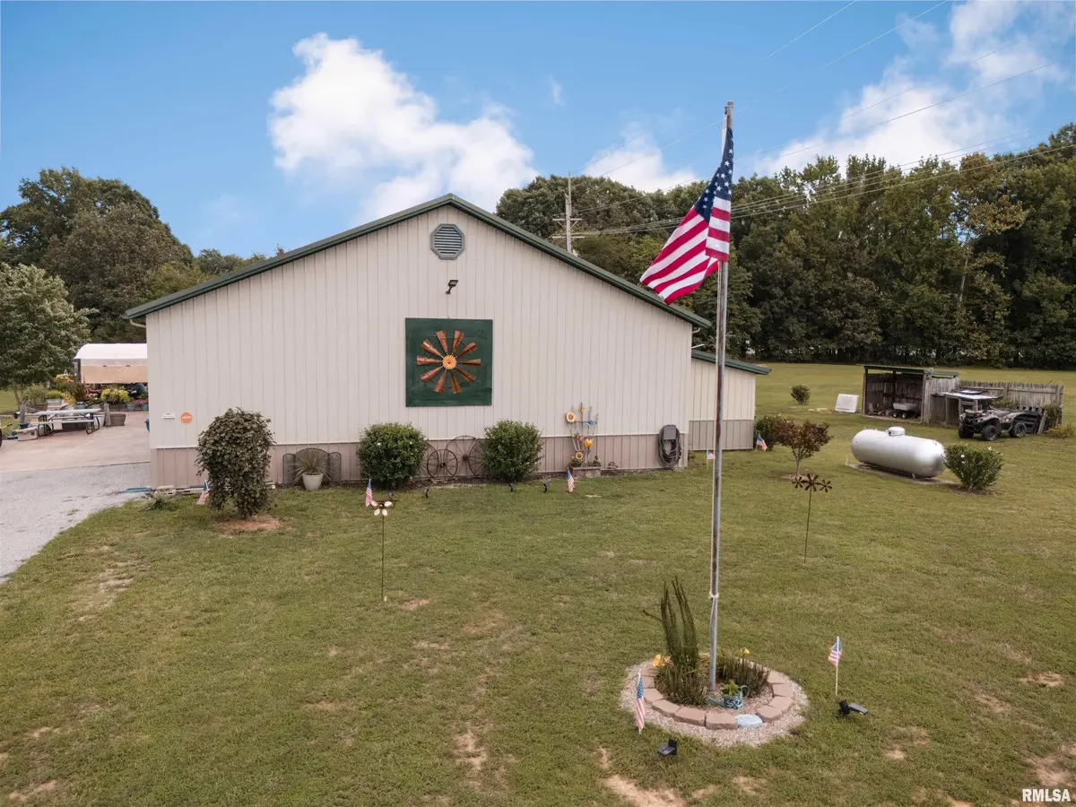 1400 N Duquoin ST, Benton, IL 62812