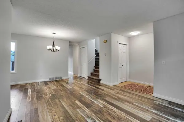 7152 Sierra Morena BLVD SW, Calgary, AB T3H 3G8