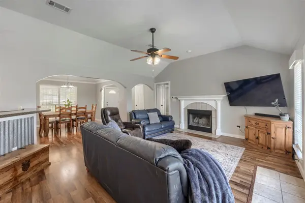 1105 2nd ST, Jarrell, TX 76537