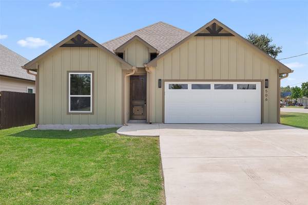 506 N Waco ST, Giddings, TX 78942