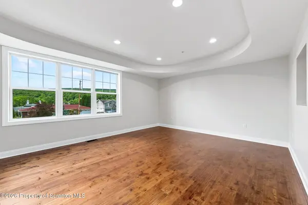9 Maple Leaf DR, Old Forge, PA 18518