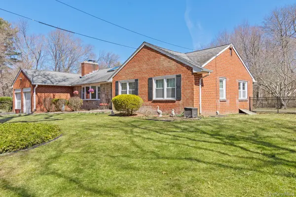 43 Harrison AVE, Hauppauge, NY 11788