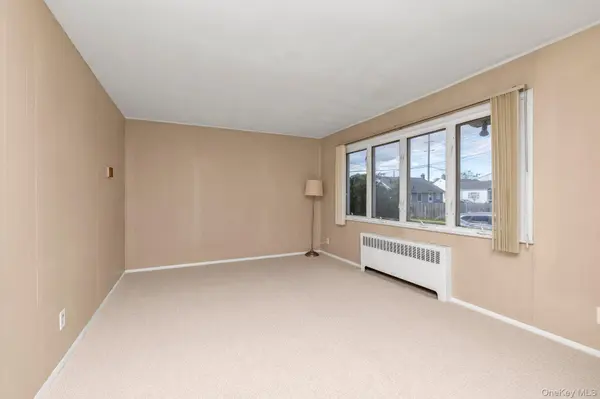 32 Jersey ST, Hicksville, NY 11801