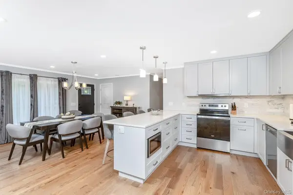 19 Groveland AVE, East Quogue, NY 11942