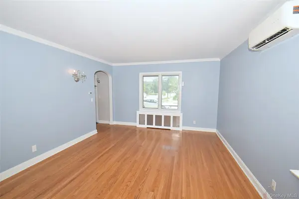 35 Rose LN, New Hyde Park, NY 11040