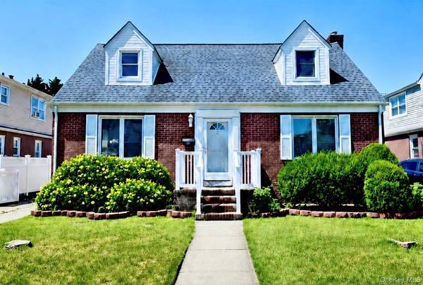 35 Rose LN, New Hyde Park, NY 11040