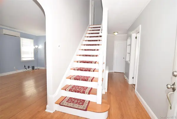 35 Rose LN, New Hyde Park, NY 11040