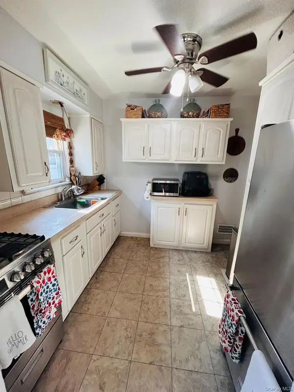 98 Albertson PL, Mineola, NY 11501