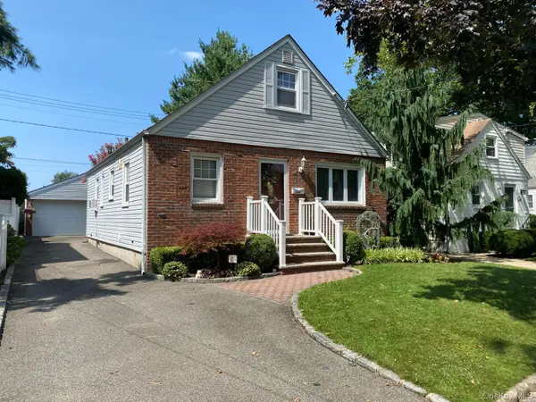 98 Albertson PL, Mineola, NY 11501