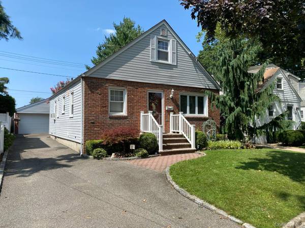 98 Albertson PL, Mineola, NY 11501