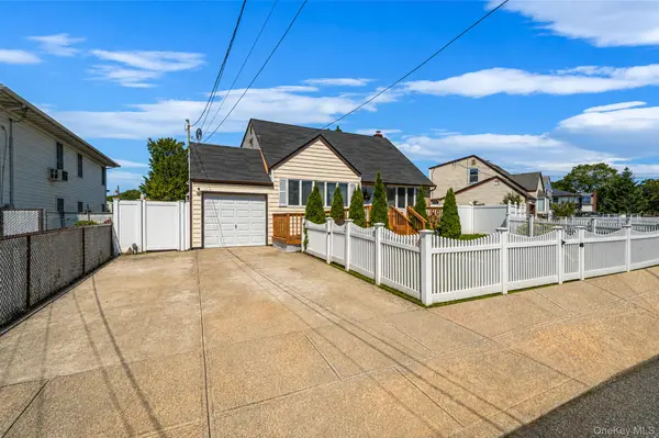 93 Deauville BLVD, Copiague, NY 11726