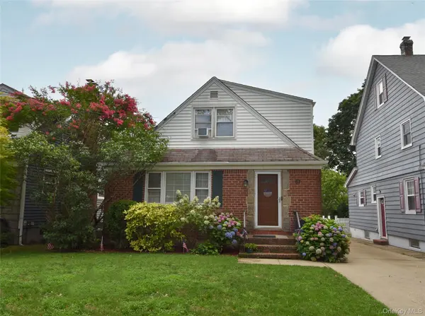 67 Iris AVE, Floral Park, NY 11001