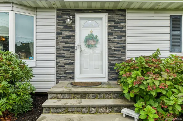 38 Nathan DR, Bohemia, NY 11716