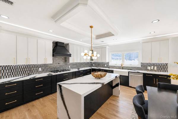 43 W Cabot LN, Westbury, NY 11590