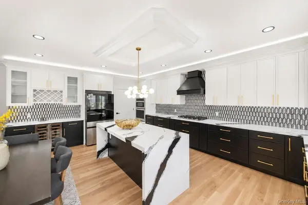 43 W Cabot LN, Westbury, NY 11590