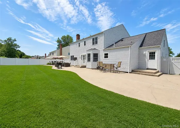 73 Springmeadow DR, Holbrook, NY 11741