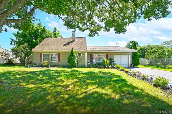 29 Torrey Pine LN, Medford, NY 11763