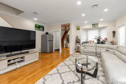 14 N 4th ST, New Hyde Park, NY 11040