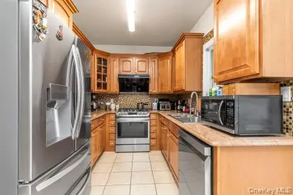 14 N 4th ST, New Hyde Park, NY 11040