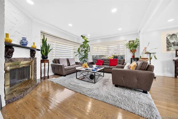 2 Foxhurst CT, Manhasset Hills, NY 11040