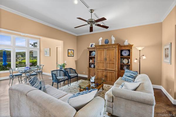 400 Noyack RD #E2, Southampton, NY 11968