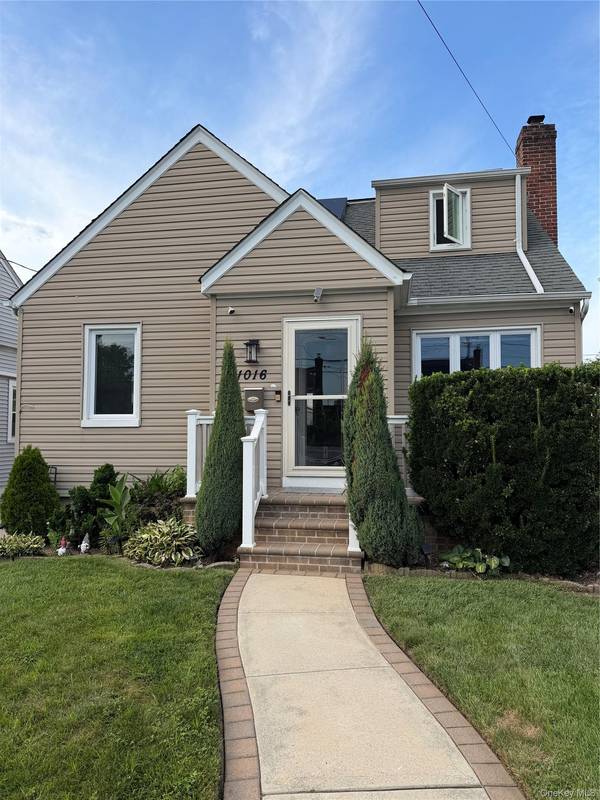 1016 Theodora ST, Franklin Square, NY 11010