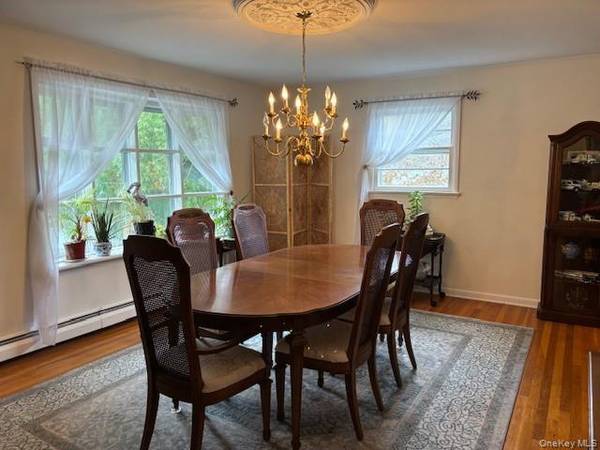 59 Edgewood AVE, Oakdale, NY 11769