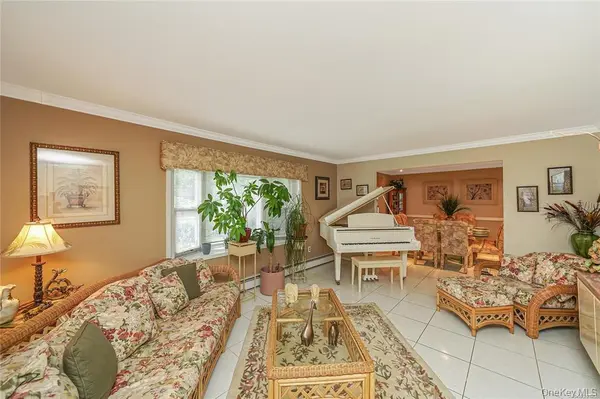 33 Peachtree LN, Mount Sinai, NY 11766