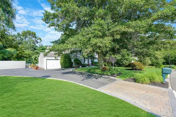 33 Peachtree LN, Mount Sinai, NY 11766