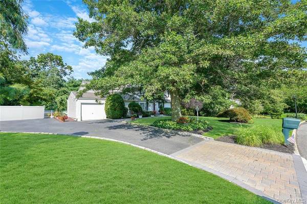 33 Peachtree LN, Mount Sinai, NY 11766