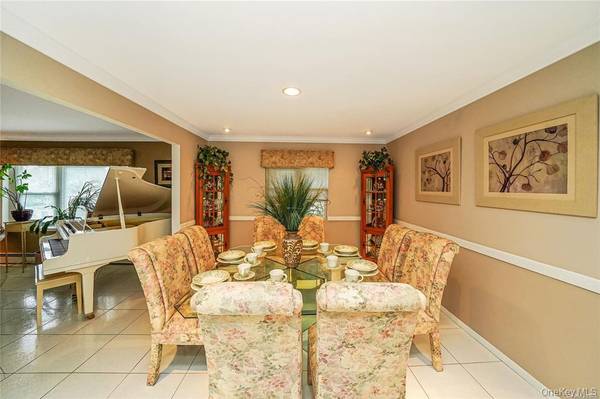 33 Peachtree LN, Mount Sinai, NY 11766