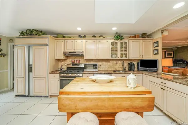 33 Peachtree LN, Mount Sinai, NY 11766