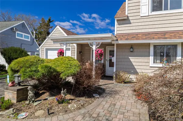 12 Link LN, Hicksville, NY 11801