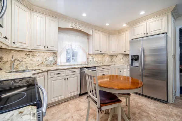 12 Link LN, Hicksville, NY 11801