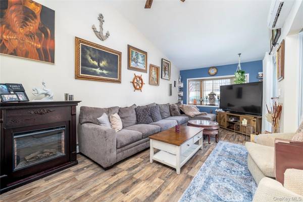 12 Link LN, Hicksville, NY 11801