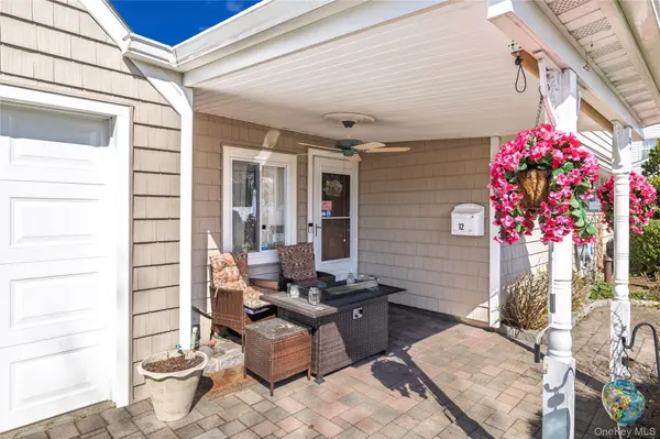 12 Link LN, Hicksville, NY 11801