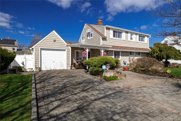 12 Link LN, Hicksville, NY 11801