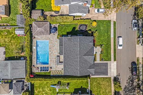 25 Boyd DR, Westbury, NY 11590