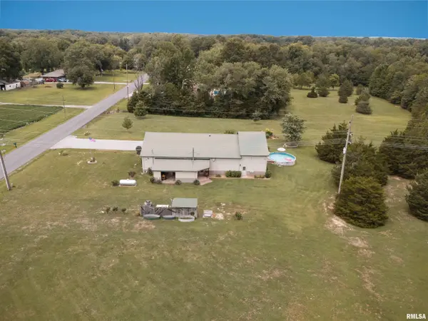 1400 N Duquoin ST, Benton, IL 62812