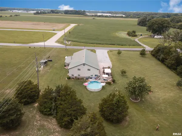 1400 N Duquoin ST, Benton, IL 62812