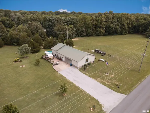 1400 N Duquoin ST, Benton, IL 62812