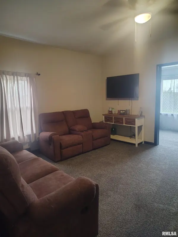 105 W FULTON ST, Dunfermline, IL 61524