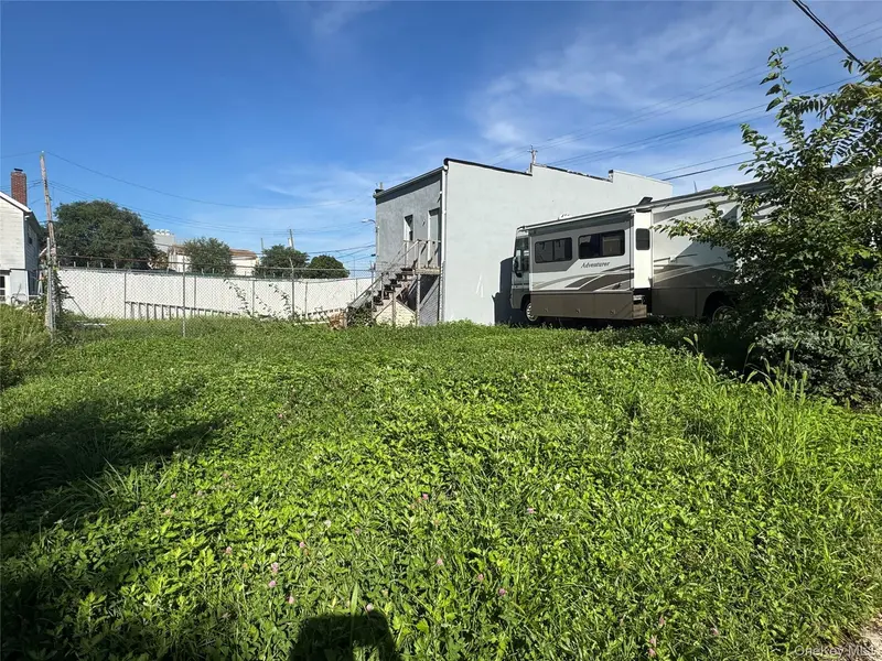 8 Iroquois ST, Staten Island, NY 10305