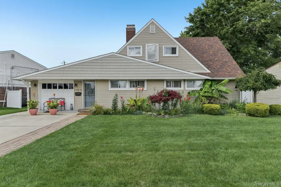 170 Tardy LN, Wantagh, NY 11793