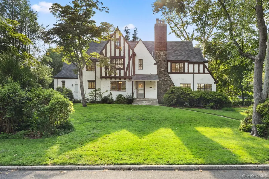 2 Byworth RD, New Rochelle, NY 10804