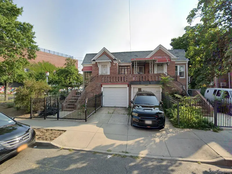 4805 Poyer ST, Elmhurst, NY 11373