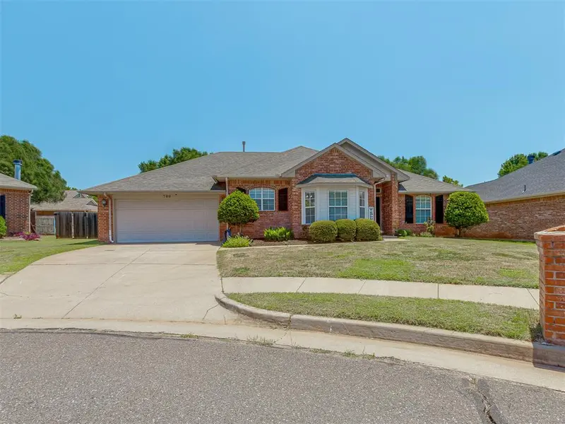 700 Taber LN, Edmond, OK 73003
