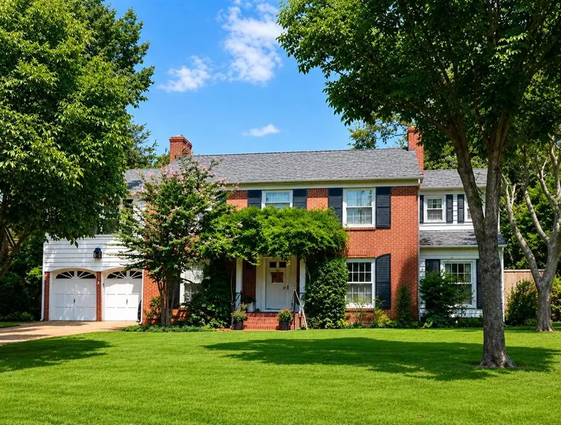 1907 Huntington AVE, Nichols Hills, OK 73116