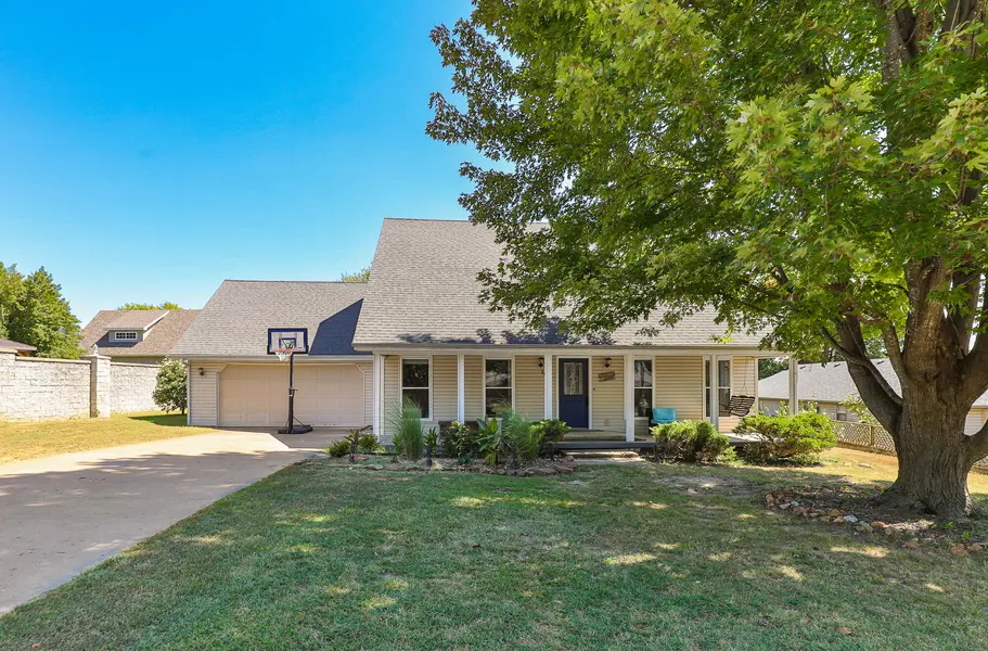 880 Redel PL, Bolivar, MO 65613